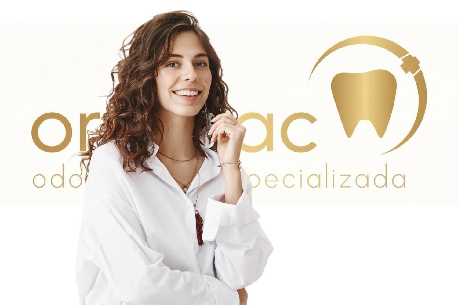 Mulher sorridente com cabelos ondulados em frente ao logotipo da Oral Mac, clínica de dentista em Jundiaí especializada em estética dental.