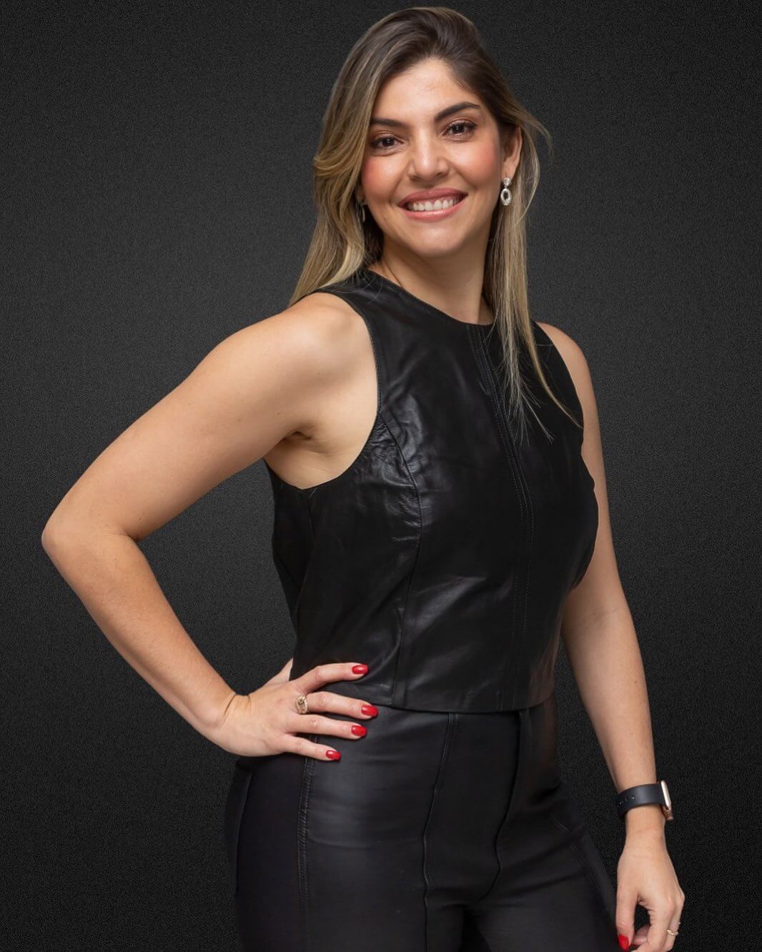 Dra. Ana Paula Lorenzon Benassi, dentista especialista da Oral Mac em Jundiaí, sorrindo em retrato profissional com fundo escuro.