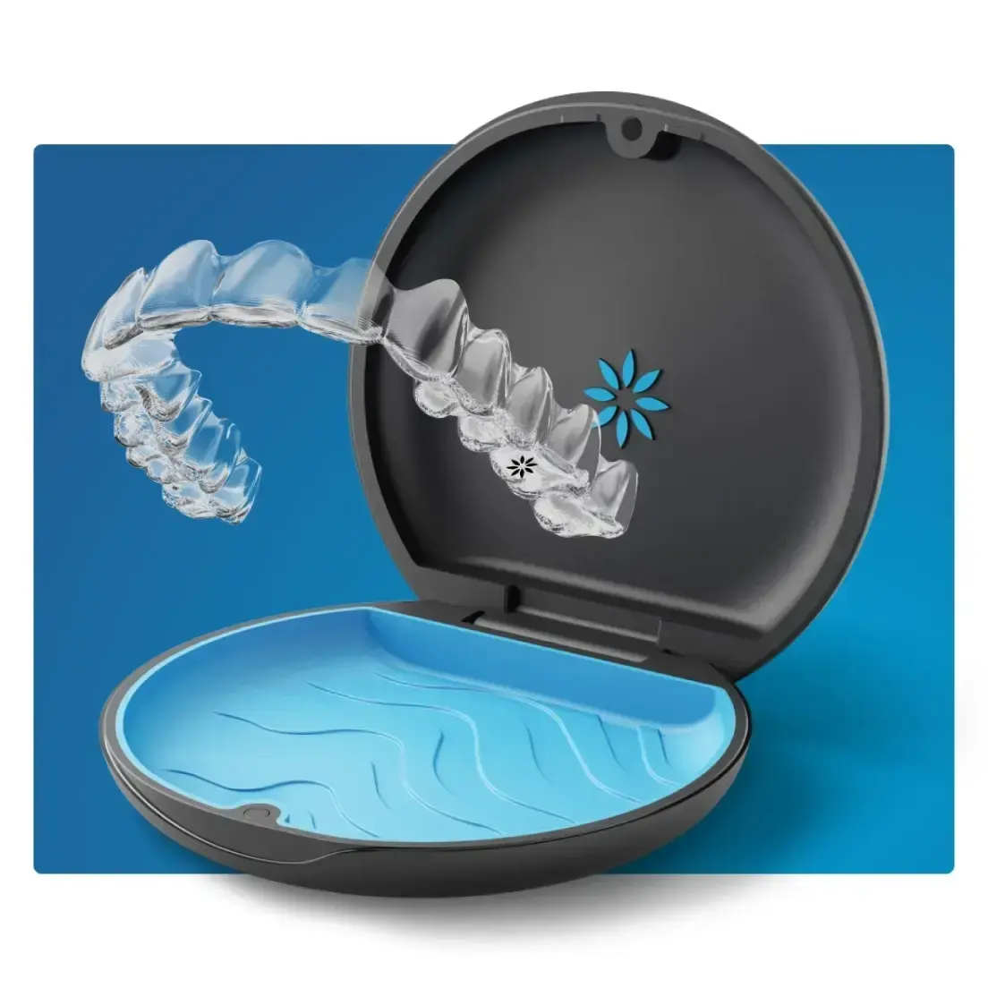 Aparelho invisível transparente saindo de estojo preto e azul, evidenciando a tecnologia de alinhador removível da Oral Mac em Jundiaí.