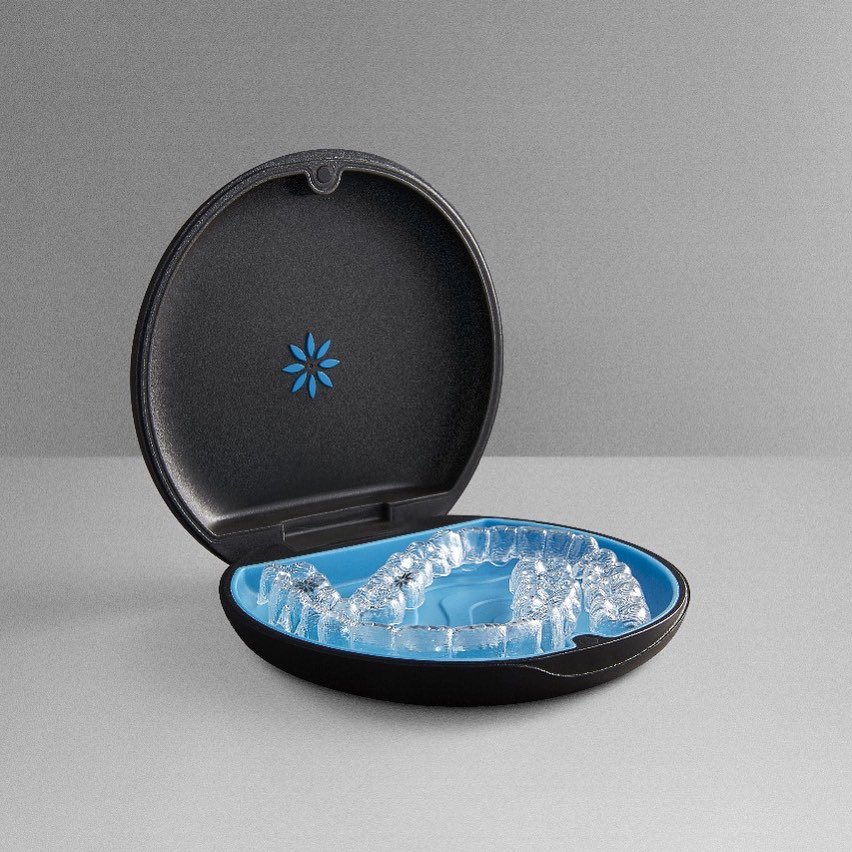 Alinhadores invisíveis Invisalign dentro do estojo oficial preto e azul, oferecidos pela Oral Mac Odontologia em Jundiaí.