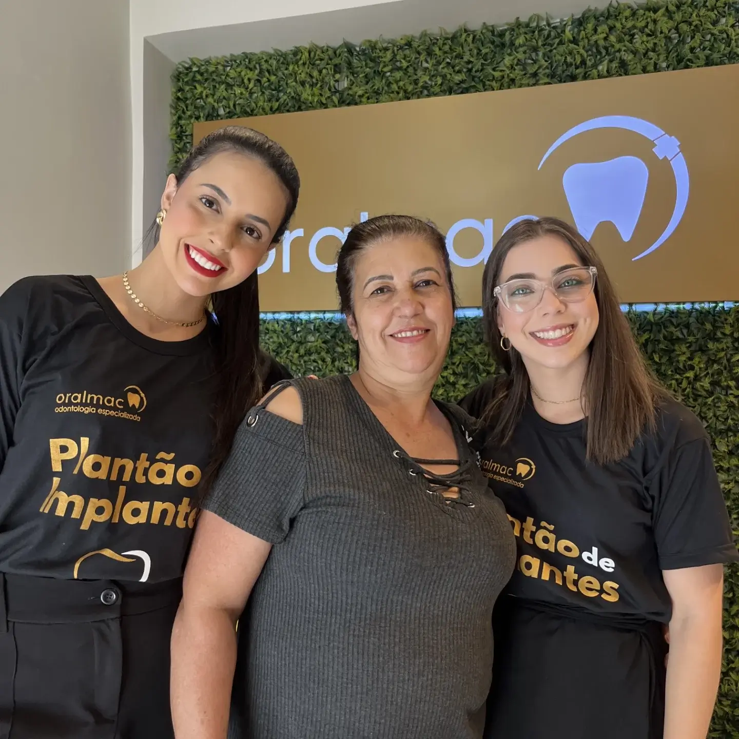 Dentistas da Oral Mac com uniforme de Plantão de Implantes atendendo paciente em Jundiaí.