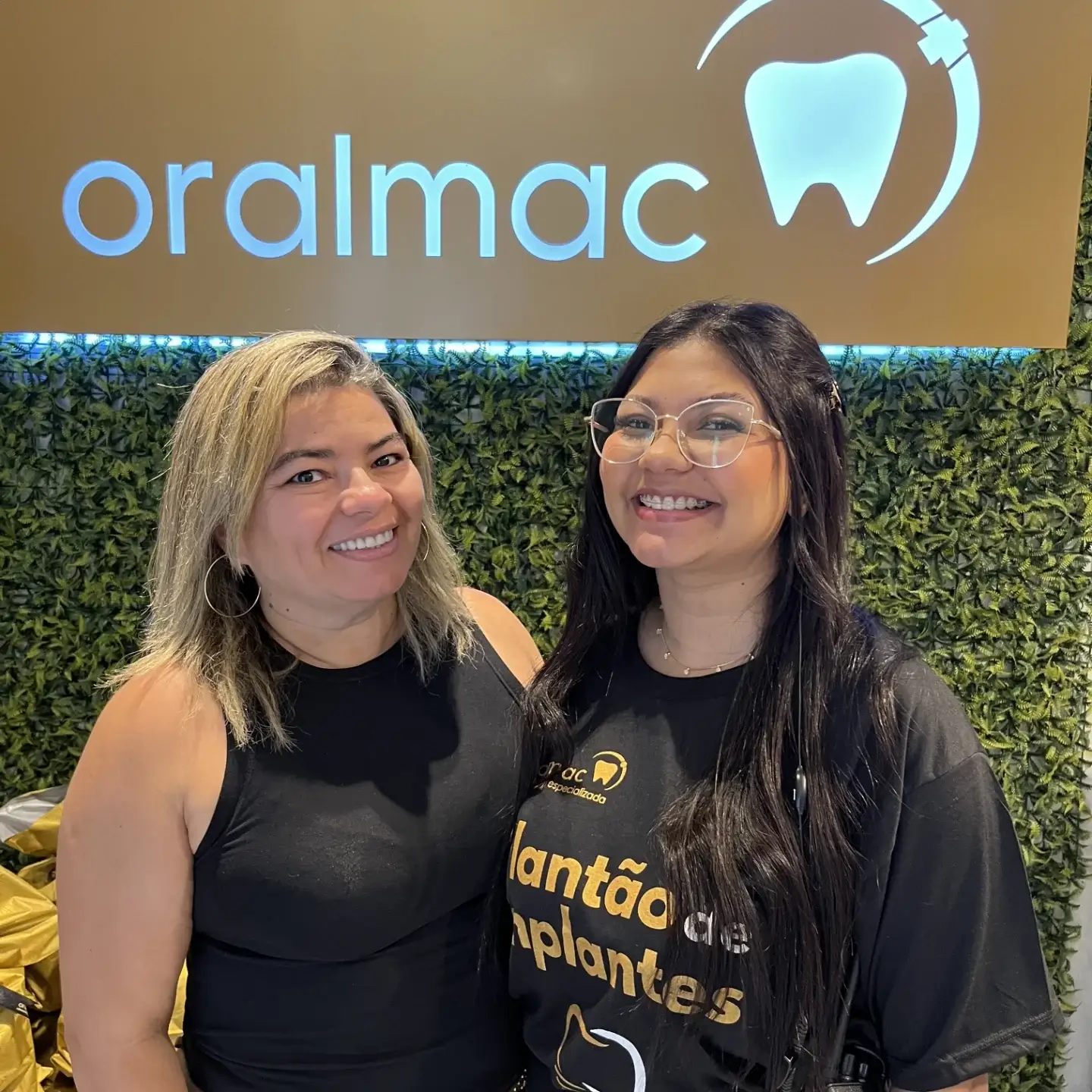Dentista em Jundiaí da clínica Oral Mac abraçando paciente após finalização de procedimento odontológico.
