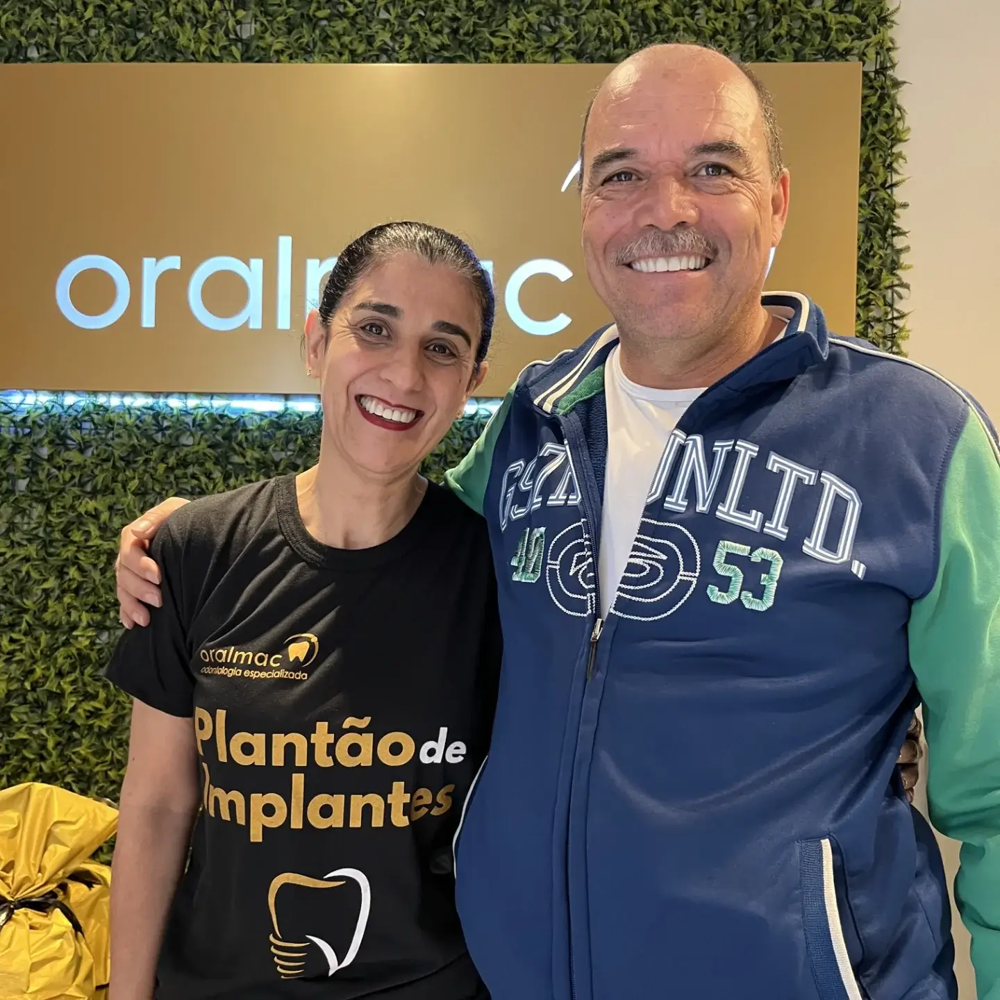 Paciente satisfeito com o atendimento humanizado da Oral Mac, clínica com dentista em Jundiaí especializado.