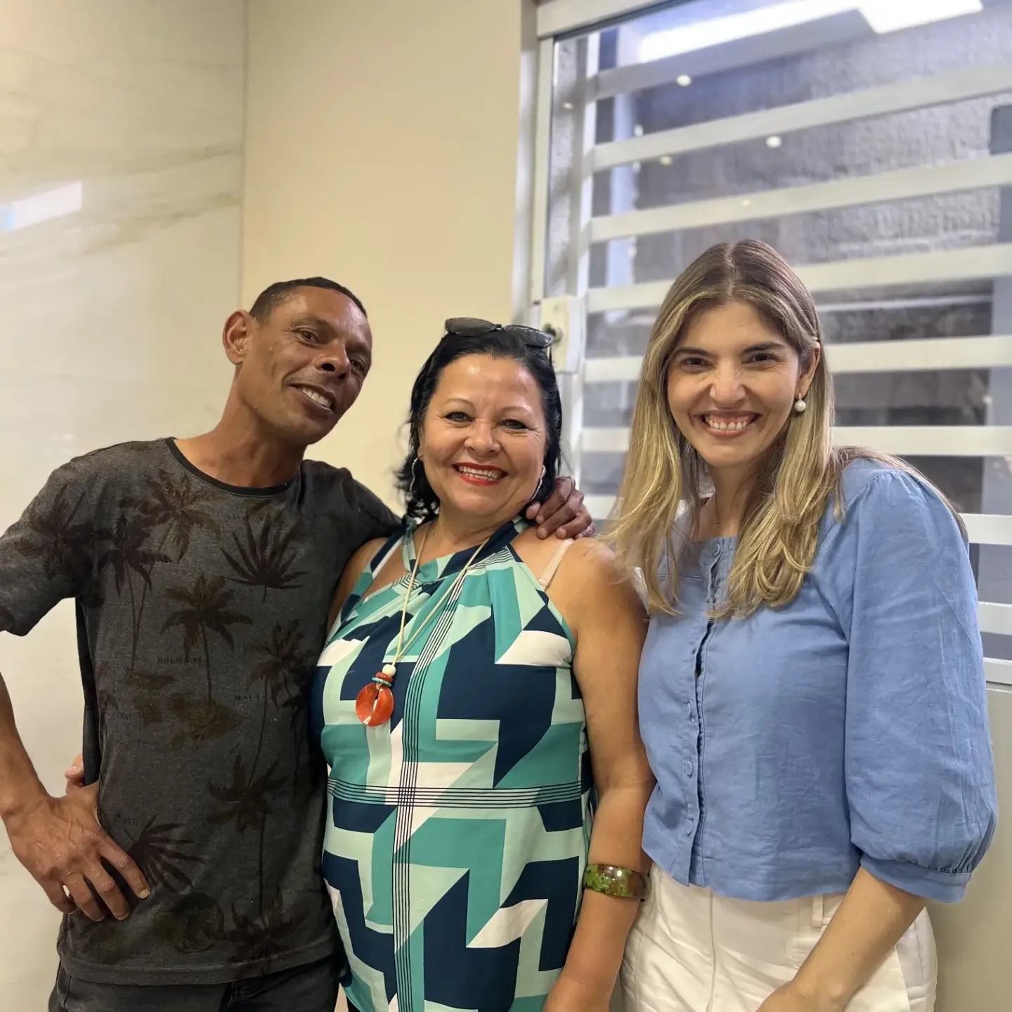 Equipe da Oral Mac, dentista em Jundiaí, celebrando o sucesso do tratamento com paciente na recepção da clínica.